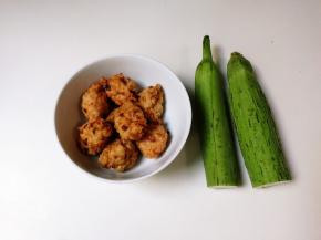 准备好食材：一根丝瓜，八个肉圆