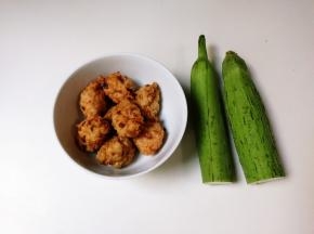 准备好食材：一根丝瓜，八个肉圆