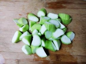 丝瓜削去皮切成滚刀块