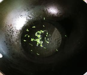热锅凉油放入葱煎出香味