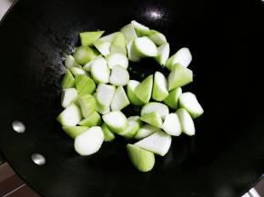 先放少许盐再放入丝瓜翻炒