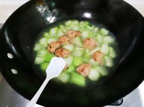 放入少许糖，继续中火烧一分钟