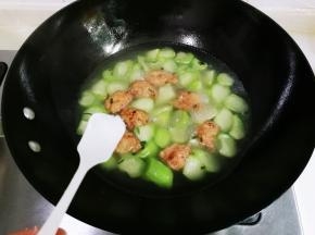 放入少许鸡精