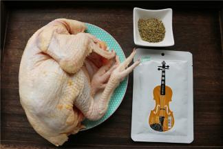 准备好材料。用了现成的烤肉料，酷克壹佰的意式红烩口味烤肉料，再搭配复合香草。