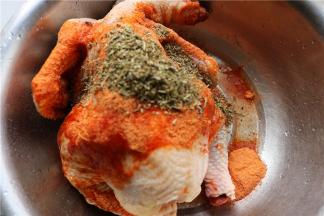 三黄鸡一只，不要选择太大的，小一点更容易入味，要选择现杀的小公鸡，冷冻的鸡烤出来味道真的差很多。去掉鸡头、鸡爪和鸡臀，鸡头和鸡臀丢弃，鸡爪留着做别的。处理干净的鸡加入烤肉料和香草。