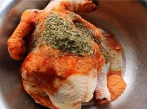 三黄鸡一只，不要选择太大的，小一点更容易入味，要选择现杀的小公鸡，冷冻的鸡烤出来味道真的差很多。去掉鸡头、鸡爪和鸡臀，鸡头和鸡臀丢弃，鸡爪留着做别的。处理干净的鸡加入烤肉料和香草。