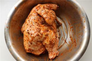 充分按摩入味，包括鸡肚子里面。按摩均匀之后的鸡装入保鲜袋，放入冰箱腌制24小时以上。