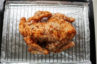 烤盘里铺上锡纸，再放上烤架，腌好的鸡整理一下放在烤架上面。