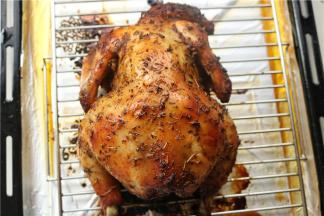 程序结束，把鸡拿出来，表面刷一些油，再送入烤箱烤10分钟，这样表面上色会更好看，而且不会太干。