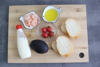 准备好食材，水果可以 根据孩子喜欢的换一下，但是牛油果确实是个好东西，多吃也不错的。