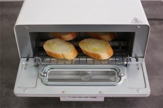 涂好油的面包片放进烤箱或者是多士炉，两个都没有的就是平底锅，总有一款适合你。