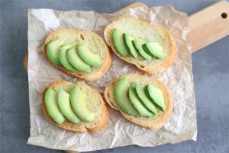 再把水果切片，虾仁煮熟放上去，挤上沙拉酱就能吃了。