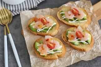 作为早餐，当然不能忘记给孩子搭配一杯热乎乎的牛奶，这个冬天吃上这样的一道早餐，全身暖乎乎~