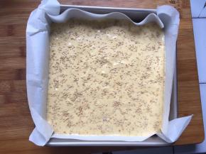 倒入8寸模具中，用6寸模具很合适，轻震两下，震出气泡，撒上白芝麻，放入预热好的烤箱，中层，上下火，170度30分钟（6寸模具时间要延长）