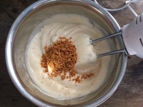 再高速打发至有纹路状态，加入最后的红糖，