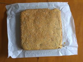 出炉撕开油纸，放在烤网上晾凉