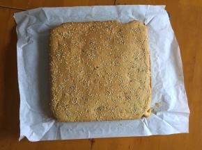 出炉撕开油纸，放在烤网上晾凉