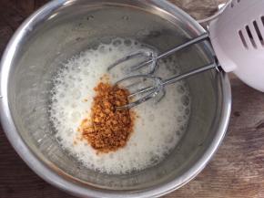 现在打发蛋白，提前将红糖切细，低速打发至粗泡状态，加入三分之一红糖