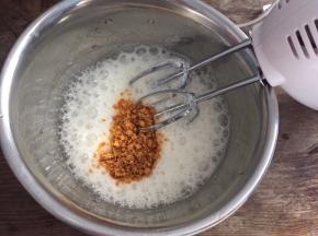现在打发蛋白，提前将红糖切细，低速打发至粗泡状态，加入三分之一红糖