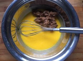 将混合好的纯牛奶和玉米油加入鸡蛋中混合均匀，加入红枣泥继续搅拌均匀