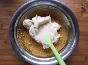 分一半到红枣蛋黄糊中，翻拌均匀