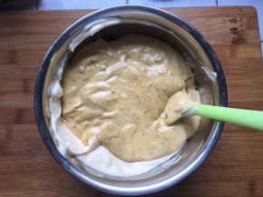 再倒回蛋白盆中，继续翻拌均匀