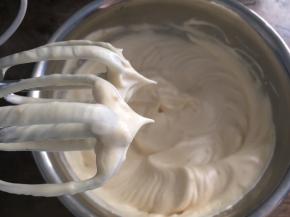 继续高速打发至硬性发泡，拉起打蛋头蛋白短而直立