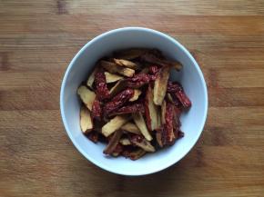 将红枣加入少量水打成泥，最好用破壁机，打得细腻，我用的果汁机，有点颗粒感也很好吃