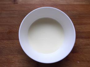 玉米油和纯牛奶混合均匀