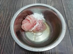 把鸡蛋青放入盆中，在加入肉片和淀粉，抓东西均匀腌制30分钟