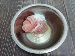 把鸡蛋青放入盆中，在加入肉片和淀粉，抓东西均匀腌制30分钟