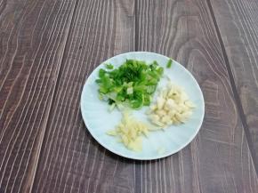 把姜、蒜、葱切成粒