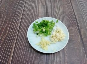 把姜、蒜、葱切成粒