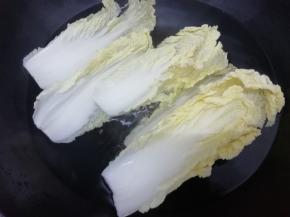 菜洗干净，放入热水中焯熟