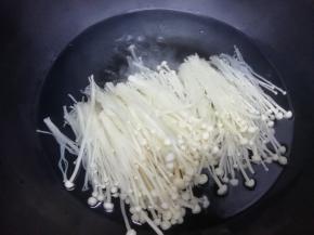 金针菇也同样洗干净焯熟