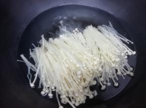 金针菇也同样洗干净焯熟