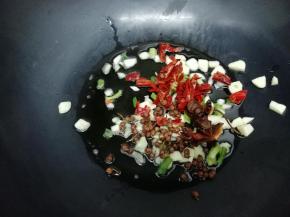 锅中加入适量的油烧到七成热时，把调料放入锅中煸香