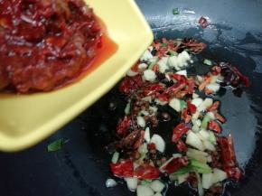 在倒入豆瓣辣椒酱，炒出红油