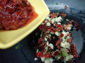 在倒入豆瓣辣椒酱，炒出红油