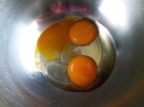 首先蛋清蛋黄分离，蛋清需要用一个干净，无油无水的容器张泽。蛋黄和玉米油放在一起。