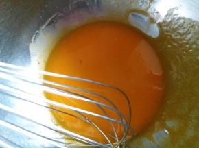 蛋黄和玉米油一起搅拌均匀。