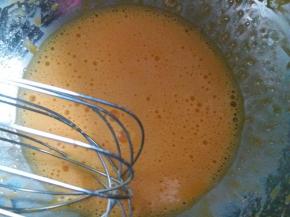 加入牛奶一起搅拌均匀。