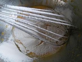 加入过筛的低粉，用手动打蛋器，搅拌均匀。