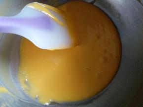 搅拌均匀的蛋黄糊，呈非常细腻的状态。
