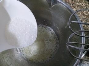 现在开始打发蛋清，打发蛋清的时候，把烤箱提前150度预热。