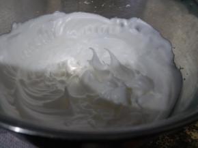 白砂糖分3次加入到蛋清内，用打蛋器低速进行大发。把蛋白霜打到硬性发泡，就是提起打蛋器，蛋白霜呈小尖勾的状态。