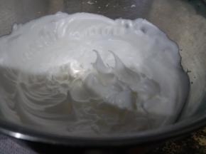 白砂糖分3次加入到蛋清内，用打蛋器低速进行大发。把蛋白霜打到硬性发泡，就是提起打蛋器，蛋白霜呈小尖勾的状态。