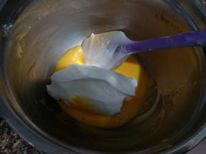 分三分之一的蛋白霜到蛋黄糊内，用硅胶刮刀翻拌切拌均匀。