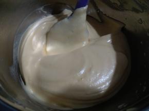 一起彻底翻拌均匀。在这个过程中动作一定要迅速轻柔。