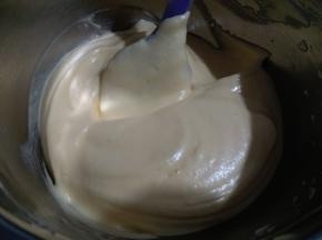 一起彻底翻拌均匀。在这个过程中动作一定要迅速轻柔。